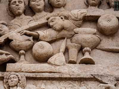 ...la presenza di alcuni bicchieri e coltelli, tre pesci e degli ortaggi consumati durante il banchetto.